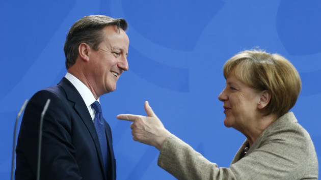 Nemecká obchodná komora varuje, že vystúpenie Británie z Európskej únie by bolo "katastrofou" pre Spojené kráľovstvo aj pre Nemecko. Nemecká kancelárka Angela Merkelová (vpravo) na poslednom stretnutí s britským premiérom Davidom Cameronom (vľavo) zásah do základných zmlúv EÚ kritizovala s tým, že práve hlbšia integrácia smerom k politickej únii znamená nutnú podmienku na prekonanie ekonomických problémov naprieč európskymi štátmi. Nutnosť pristúpenia k tomuto kroku je pre európskych politikov známa už od začiatku európskej krízy. Foto: The Guardian 